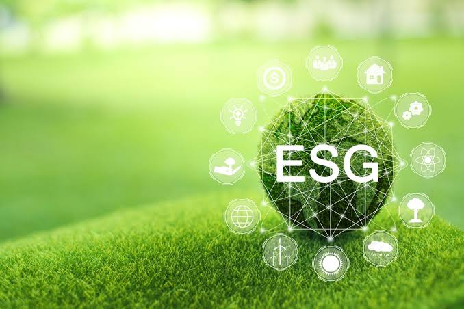 Globo em verde com várias ações sobre esg