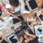 Varias pessoas trabalhando em startup para investir