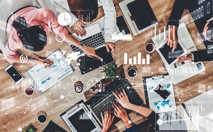 Varias pessoas trabalhando em startup para investir