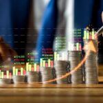 Empresário com caneta somando seus dividendos Yield