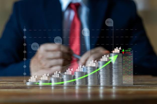 Empresário olhando seu dividendos crescendo com moedas e gráficos