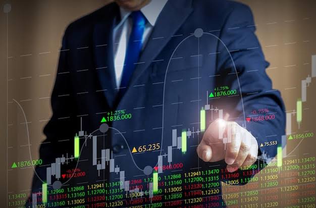 Empresário analisando os dividendos